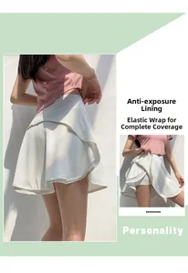 Dettaglio gonna sportiva bianca con pantaloncino interno anti-esposizione elasticizzato