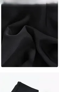 Dettaglio macro di gonna pantalone sportiva nera a vita alta in morbido modale