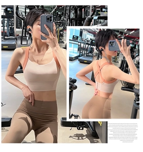 Détail d'un ensemble brassière de sport à fort impact et legging marron dans une salle de sport