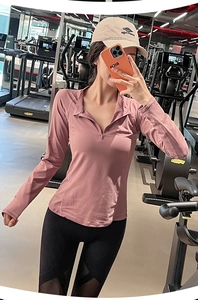 Vue détaillée du haut de sport pour femme avec demi-zip et coutures ajustées