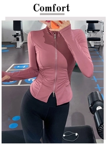 Detail der eng anliegenden Yoga-Jacke mit Doppelreißverschluss und Taillierung