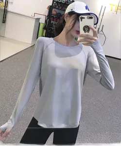 Détail d'un t-shirt de sport gris clair à manches longues ample avec un design à ourlet incurvé