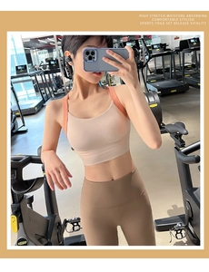 Détail d'un soutien-gorge de sport beige et corail avec dos nageur pour le fitness