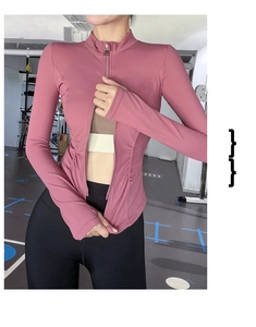Detailansicht der Daumenlochbündchen und des Reißverschlusses einer rosa Yoga-Sportjacke