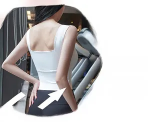 Vue détaillée du dos d'un soutien-gorge de sport blanc à larges bretelles et col carré