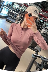 Détail du haut de sport rose-violet avec demi-fermeture éclair et tissu respirant