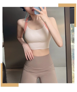 Détail de la brassière de sport à bretelles contrastées et legging de yoga à taille haute