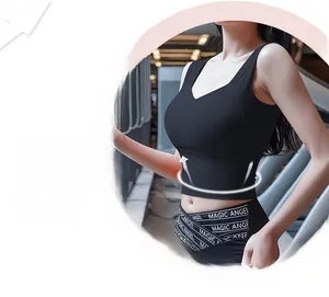 Détail de l'ourlet large sur un soutien-gorge de sport noir à maintien élevé pour fitness
