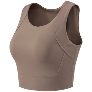 Détail d'un soutien-gorge de sport marron avec larges bretelles et coutures renforcées