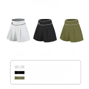 Dettaglio dei pantaloncini sportivi 2-in-1 a vita alta in bianco, nero e verde oliva