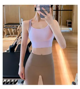 Détail du soutien-gorge de sport lavande et legging mocha taille haute pour le yoga fitness