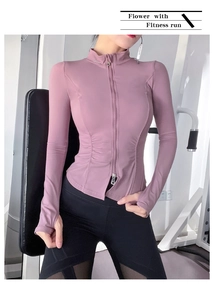 Detail der eng anliegenden Yoga-Jacke mit Stehkragen, Frontreißverschluss und Daumenlöchern