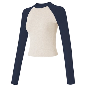 Détail du haut de sport raglan moulant en maille côtelée beige et bleu marine