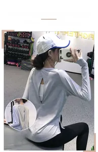 Détail du haut de sport gris montrant l'ouverture au dos et la texture du tissu géométrique