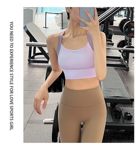 Gros plan sur le brassière de sport lilas et leggings taille haute pour le fitness