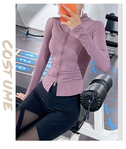 Detail der schmal geschnittenen Yoga-Jacke mit Taillenfalten und Mesh-Einsatz an der Leggings