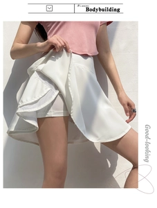 Dettaglio della gonna-pantalone sportiva bianca con pantaloncini interni e fodera rapida