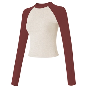 Haut de yoga ajusté à manches raglan contrastées en tricot beige et brun rouge