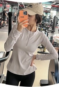 Détail du haut de sport à manches longues avec demi-fermeture éclair pour le fitness