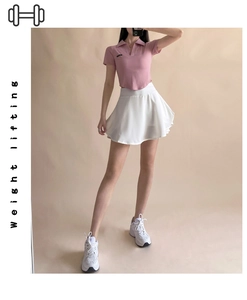 Dettaglio gonna da tennis bianca a vita alta con polo in maglia a coste rosa sportiva