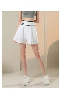 Dettaglio della gonna da tennis bianca a vita alta con fascia elastica a righe