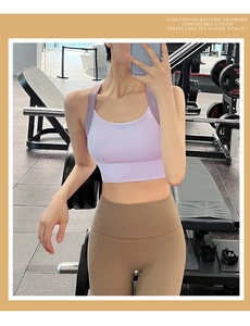 Détail de la brassière de sport violette et du legging taille haute kaki