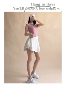 Top a polo rosa a coste e gonna da tennis a pieghe bianca per un look sportivo