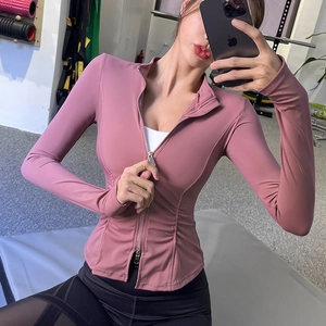 Damen Yoga-Jacke in Lotusrosa mit Stehkragen, Daumenlöchern und figurbetontem Schnitt