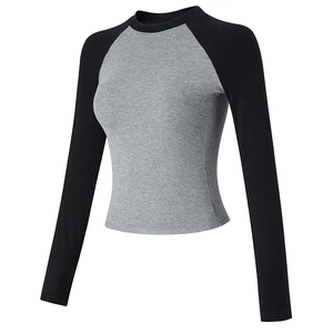 Haut de sport ajusté à manches raglan gris et noir en maille côtelée extensible