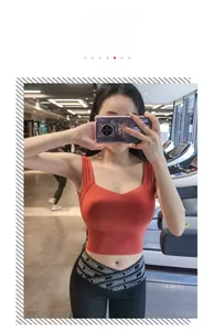 Détail du legging de yoga taille haute avec design croisé et brassière de sport