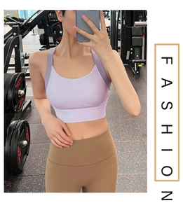 Détail du soutien-gorge de sport lilas extensible avec dos nageur pour le fitness