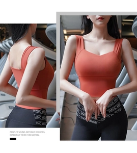 Détail du pantalon de yoga à taille croisée avec logo et soutien-gorge de sport rouge