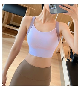 Détail de la brassière de sport violette à maintien élevé avec larges bretelles et col en U