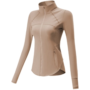 Détail d'une veste de yoga kaki cintrée avec col montant et ourlet arrondi