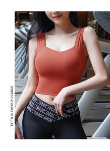 Détail du legging de sport à taille croisée et du soutien-gorge de sport sans couture