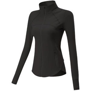 Détail d'une veste de sport avec passe-pouces, col montant et ourlet arrondi