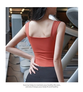 Vue détaillée du design dos nu de ce soutien-gorge de sport rouge brique extensible