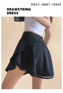 Dettaglio della gonna-pantalone sportiva nera a vita alta con design a strati e tessuto leggero