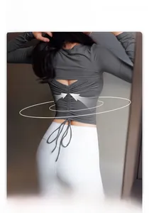 Détail de la découpe au dos et du cordon de serrage à la taille de ce haut de yoga
