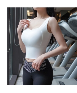 Détail du soutien-gorge de sport à larges bretelles en tissu respirant pour le yoga