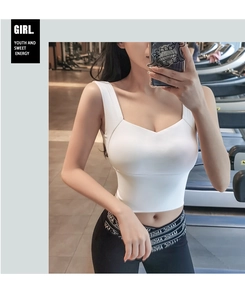 Gros plan d'une brassière de sport blanche à larges bretelles et col en V en salle