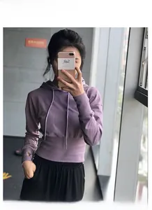 Détail du sweat court violet avec poignets côtelés et taille élastique pour yoga