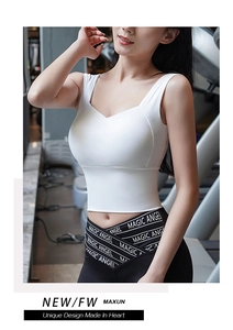 Détail de la brassière de sport à larges bretelles et du legging à taille croisée en V