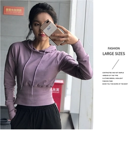 Détail du sweat à capuche court violet et jogging noir avec bande élastique à la taille
