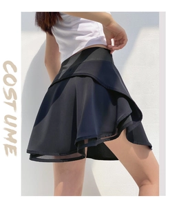 Dettaglio della gonna-pantalone sportiva nera a strati con bordo in mesh e orlo asimmetrico