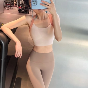 Ensemble brassière de sport et legging de yoga taille haute en vue selfie de salle de sport