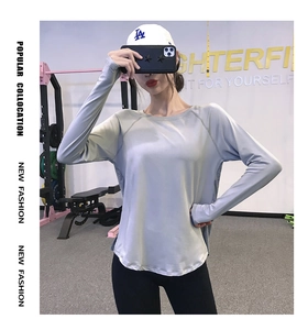 Détail d'un t-shirt de yoga gris clair à manches longues en tissu respirant séchage rapide