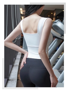Vue arrière détaillée du soutien-gorge de sport blanc et du legging de yoga noir taille haute