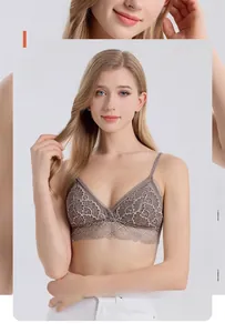 Détail de soutien-gorge en soie et dentelle gris-violet avec motifs floraux élégants