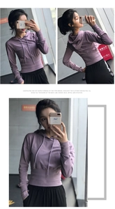 Sweat à capuche de yoga violet avec trous pour les pouces et coupe ajustée